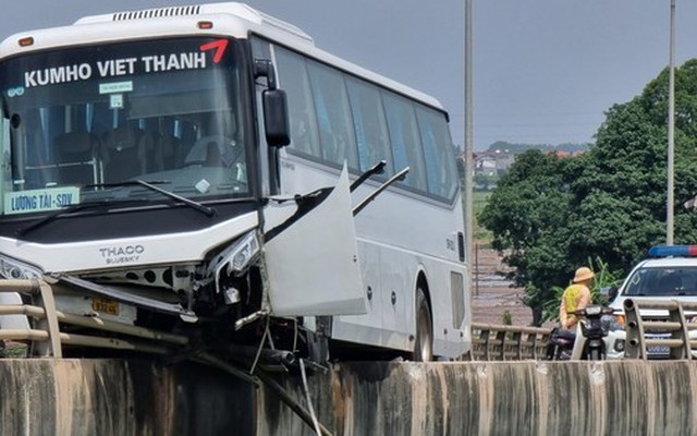 Xe ô tô chở công nhân mất lái lao thành cầu ở Bắc Ninh