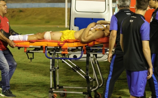 Rúng động bóng đá Brazil, cầu thủ bị bắn trên sân thủng đùi