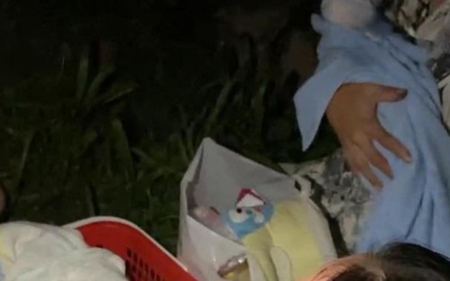Hai bé trai sơ sinh nằm trong giỏ nhựa bị bỏ rơi trong đêm