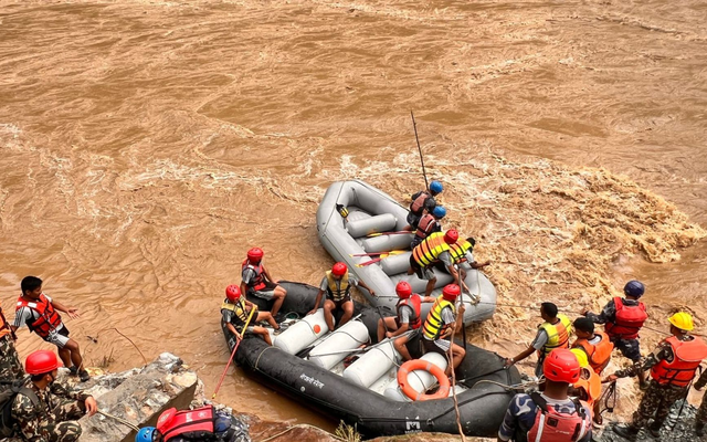 Lở đất kinh hoàng: Hơn 60 người mất tích sau khi xe buýt bị cuốn trôi xuống sông