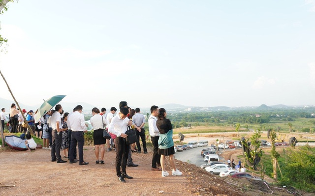 “Hết thời” dò đáy, giao dịch bất động sản tăng gấp 3, đất nền và chung cư đồng loạt tăng giá