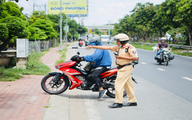 Xe máy chạy quá tốc độ quy định trên 20km/h bị phạt bao nhiêu tiền?