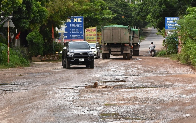 Sóc Sơn (Hà Nội): Tỉnh lộ 35, oằn mình cõng xe rác