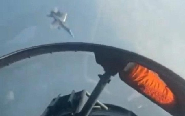 F-18 có động tác nguy hiểm với Su-30