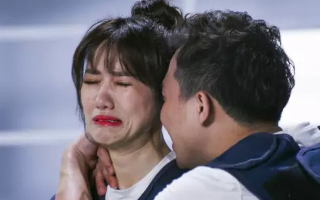 Hari Won bị thương ở mặt, Trấn Thành dỗ: "Trời ơi, thương vợ quá"