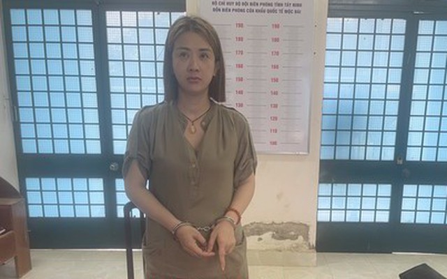 Phát hiện bí mật động trời bên trong áo ngực của "hotgirl" lén lút từ Campuchia về Việt Nam