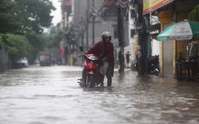 Bão suy yếu thành áp thấp nhiệt đới, mưa rất lớn kéo dài