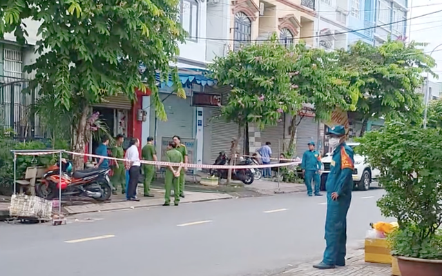 Công an đang lấy lời khai của nam thanh niên đâm 2 cô gái ở TP.HCM rồi nhảy lầu