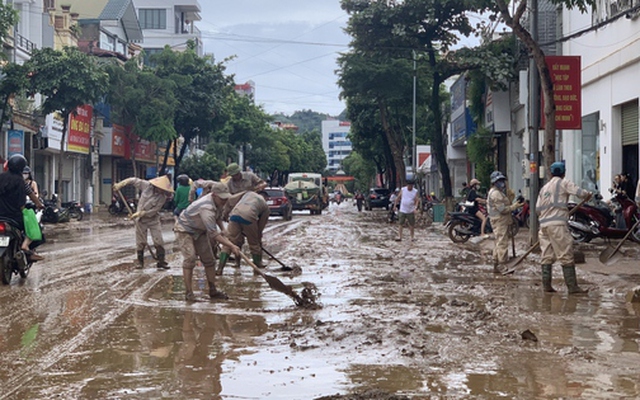 Trời tạnh, nước rút, người dân Sơn La khẩn trương dọn dẹp bùn đất sau lũ