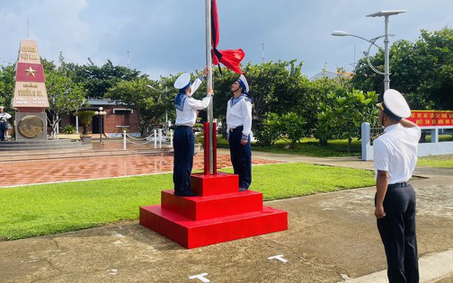 Xúc động hình ảnh treo cờ rủ tưởng nhớ Tổng Bí thư Nguyễn Phú Trọng ở quần đảo Trường Sa