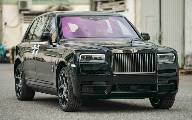 Cận cảnh Rolls-Royce Cullinan Black Badge 2024 vừa về Việt Nam