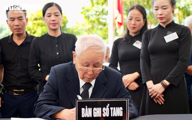 Thầy giáo ngồi xe lăn, ghi sổ tang viếng học trò Nguyễn Phú Trọng tại quê nhà