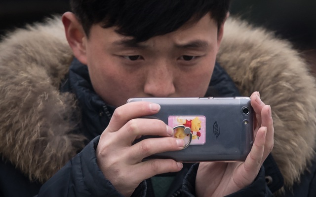 Không iPhone hay Samsung, người Triều Tiên chỉ dùng  loại smartphone này: "Tìm khắp thế giới không đâu có"
