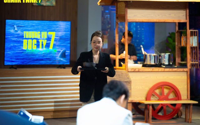 Deal đầu tiên của Shark Tank mùa 7: Bị chê khó cạnh tranh với bún, phở, miến, cháo, chàng trai bán mì ramen 109.000 đồng/bát vẫn gọi vốn thành công 2,5 tỷ từ Shark Bình và Shark Phi Vân