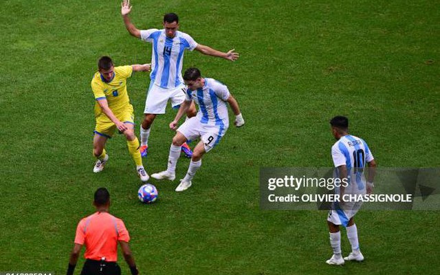 Argentina vào tứ kết nhờ siêu phẩm, đội từng hạ tuyển Việt Nam bị loại vì thảm bại