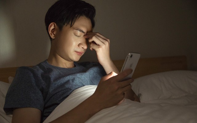 Chàng trai 23 tuổi bất ngờ đột quỵ khi đang chơi điện thoại: BS "rùng mình" chỉ ra yếu tố tăng nguy cơ
