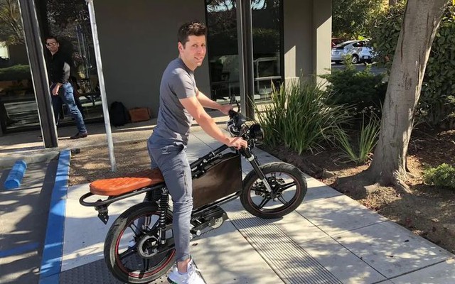 Bất ngờ: Dat Bike "flex" cha đẻ ChatGPT Sam Altman chính là một trong những người đầu tiên lái thử xe máy điện Việt từ 6 năm trước