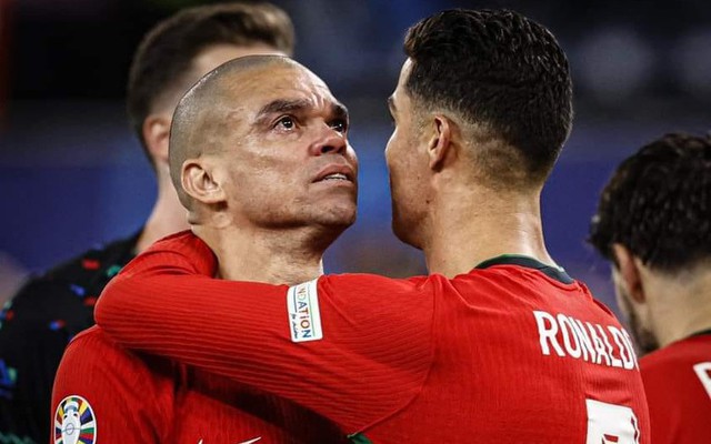 Pepe tuổi 41 tựa vai Ronaldo 39 tuổi oà khóc như một đứa trẻ: Mỏi chân rồi mình dừng lại thôi