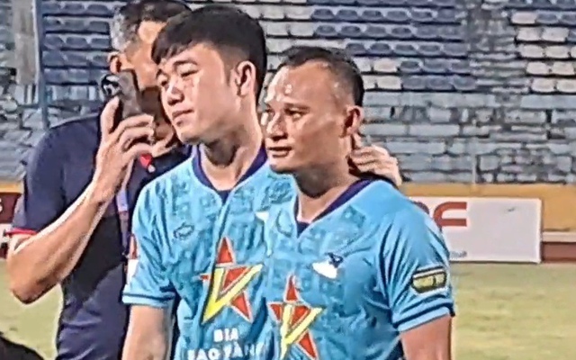 Xuân Trường ôm chặt Trọng Hoàng, mừng hớn hở sau màn trụ hạng V.League thót tim