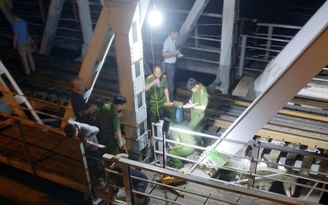 Hải Phòng: Sà lan đâm hỏng cầu Tam Bạc