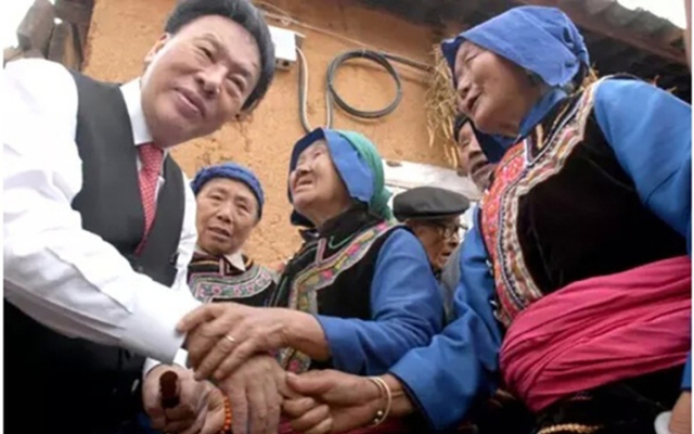 Bài học từ vị tỷ phú 93 tuổi đi lên từ nghề cọ toilet thuê: "Chỉ những người có thể cúi xuống mới có thể vươn cao!”