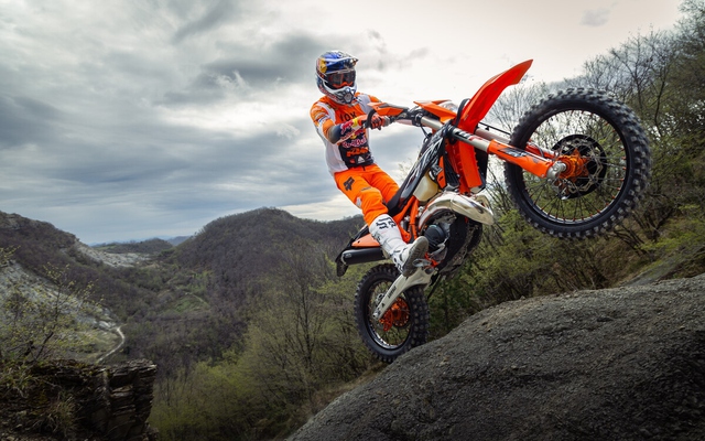 Chiêm ngưỡng xe đua enduro hai thì nhỏ gọn mà mạnh mẽ KTM 300 EXC HardEnduro