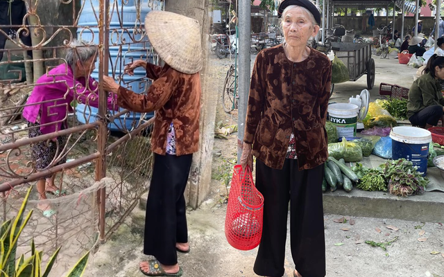 Cụ bà 99 tuổi ở Thanh Hóa vẫn thích cày ruộng, cứ vài hôm lại cuốc bộ qua tâm sự với em gái 90 tuổi