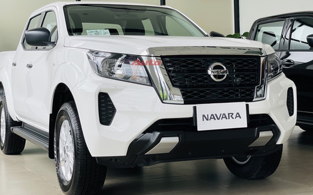 Ảnh thực tế Nissan Navara EL giá 699 triệu tại đại lý: Có bệ bước, màn hình 10 inch, đấu Ranger XLS