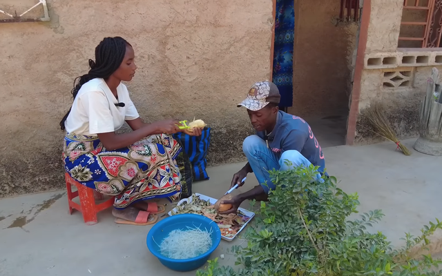 Chàng trai châu Phi mở bán bánh khoai Việt Nam ở Angola: Đắt hàng như tôm tươi, mức giá không tin nổi