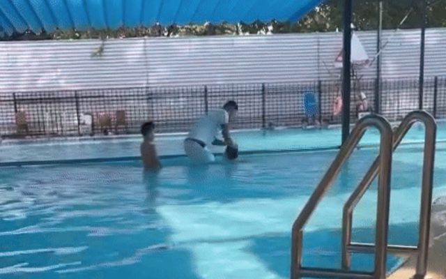 Danh tính người đàn ông dìm đầu cháu bé xuống bể bơi ở Hà Nội, hé lộ cụ thể nguồn cơn