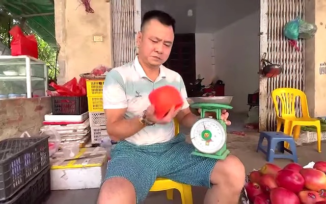 Nam Đại tá là NSND nổi tiếng: "Bây giờ hát hò kém rồi, tôi phải ra chợ vật lộn với cuộc đời"