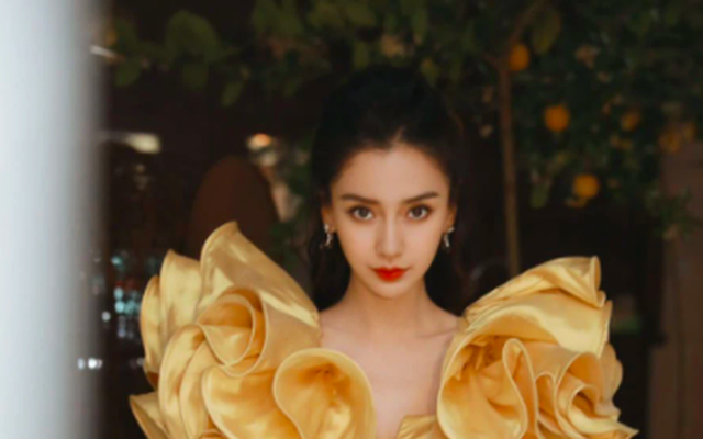 Angelababy tháo chạy về quê