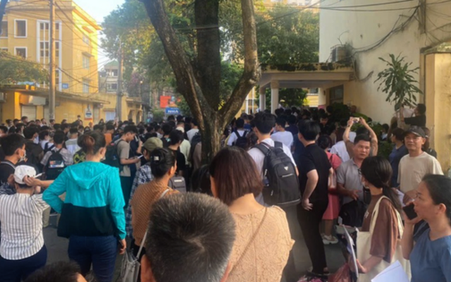 Hỗn loạn chờ đăng ký chỗ ở ký túc xá, Đại học Bách khoa Hà Nội nói gì?