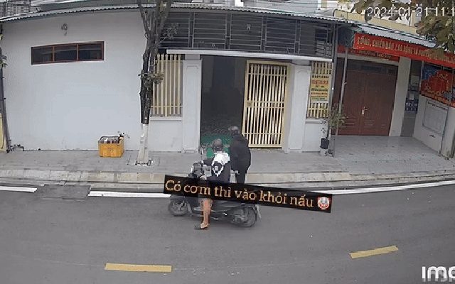 Con gái đã có chồng đi ngang nhà mẹ đúng bữa trưa, nghe thấy một "tín hiệu" liền vứt xe chạy vào