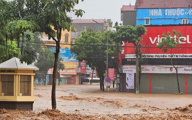 Sạt lở đất đá vùi lấp nhà, bé 6 tháng tuổi tử vong, 2 vợ chồng bị thương