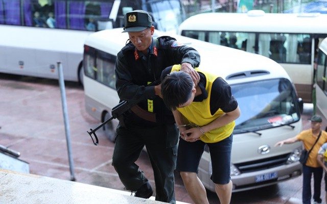 Ảnh: Hàng trăm chiến sỹ tinh nhuệ ập vào bắt 155 đối tượng trong toà nhà "bất khả xâm phạm"