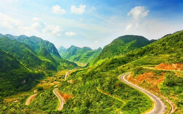 Huyện miền núi lọt danh sách "điểm đến có vẻ đẹp siêu thực", cách Hà Nội 300km, đường lên khó hơn Sa Pa