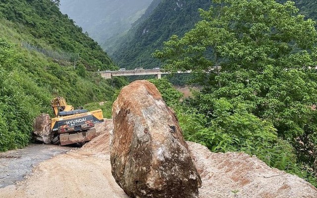 Đá lăn đè chết tài xế máy xúc ở Lai Châu