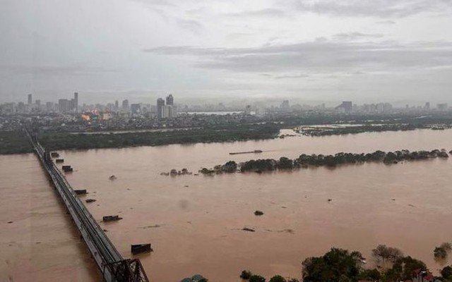 Lũ trên sông Hồng tại Hà Nội đang lên rất nhanh