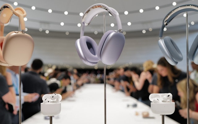 Trên tay Apple AirPods 4 và AirPods Max: Bản thường cũng có ANC, bản Pro thêm tính năng trợ thính, bản Max nâng cấp nhẹ