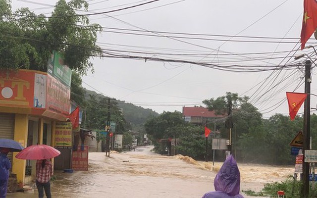 Nước lũ ở Thanh Hóa lên, cuốn trôi nữ công nhân và một xe tải