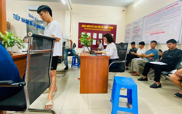 Bất chấp mưa gió, văn phòng công chứng khu vực ngoại thành Hà Nội vẫn kín khách