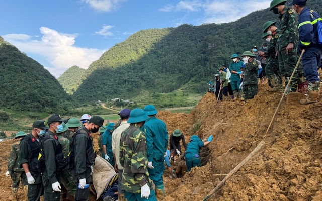 Tìm thấy 51 thi thể trong một huyện, trong đó có 29 nạn nhân trên xe khách, xe máy... bị cuốn trôi