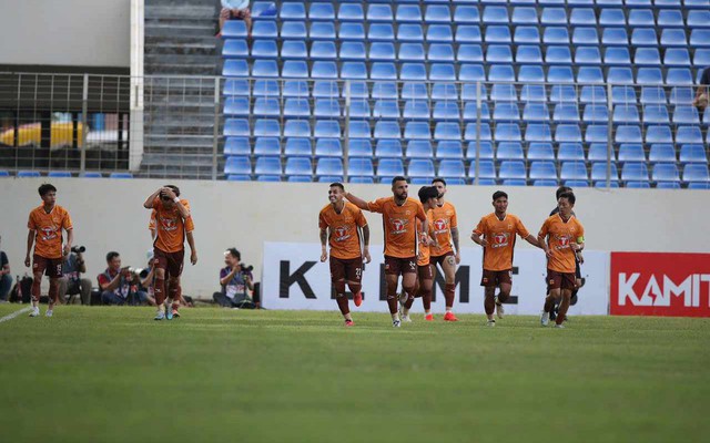 Sao 16 tuổi phát khóc vì sung sướng, HAGL “đè bẹp” đối thủ để chễm chệ ngôi đầu V.League