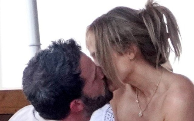 Jennifer Lopez và Ben Affleck hôn nhau giữa ồn ào ly hôn