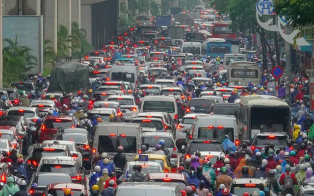 Hà Nội: Nhiều người ngỡ ngàng vì các tuyến đường ngập sâu sau đêm mưa lớn, ra khỏi nhà từ 6h vẫn không thoát tắc