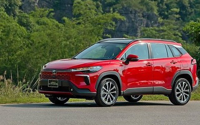 Một mẫu xe siêu tiết kiệm xăng của Toyota bứt phá 300%, giành ngôi vua doanh số phân khúc hybrid từ tay Honda CR-V