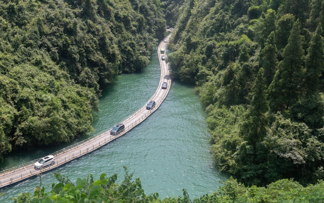 Không đào hầm, không bắc trụ, Trung Quốc khiến thế giới kinh ngạc khi xây cầu như lụa bay trên mặt sông, xe trọng thải 2,8 tấn di chuyển không hề hấn