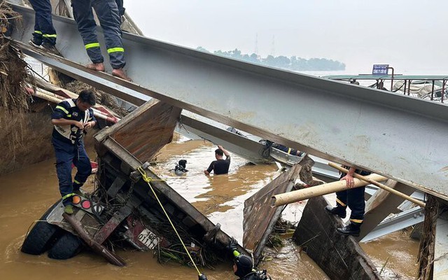 Chi hơn 9 tỷ đồng trục vớt xác cầu Phong Châu và phương tiện rơi xuống sông