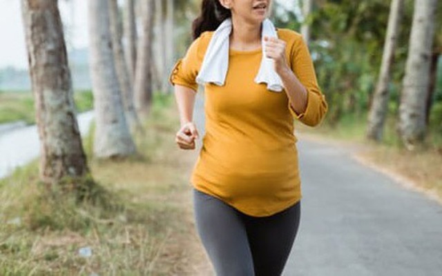 Mẹ bầu 29 tuần ở Bắc Giang chạy Marathon gây tranh cãi nảy lửa, bác sĩ nói gì?